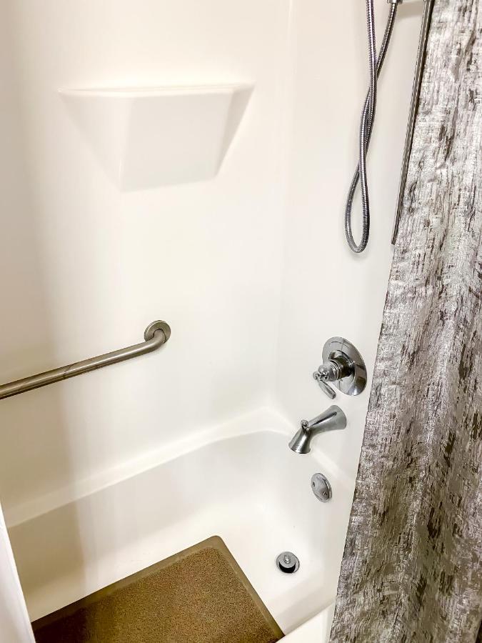 Full Kitchen,King,W/D,Netflix,2 Smart Tvs,Parking Lejlighed Louisville Eksteriør billede